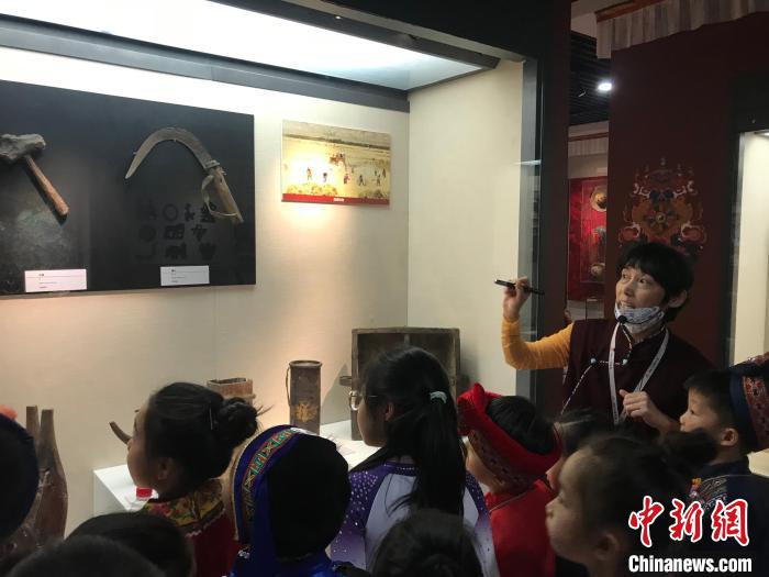 圖為中國人民大學(xué)附屬中學(xué)第二分校的小朋友們參觀“雪域星光——西藏傳統(tǒng)文化藝術(shù)展”?！￡惤ㄐ?攝