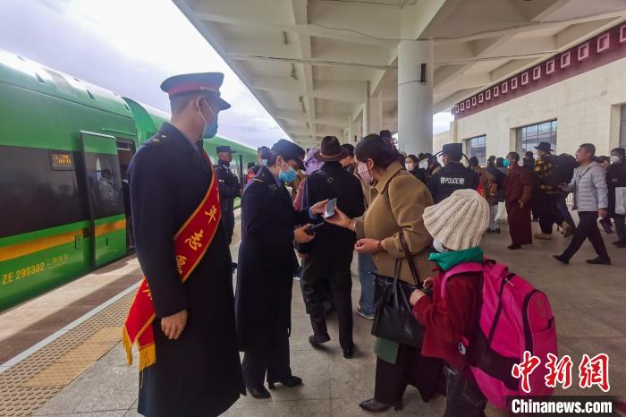 日喀則火車站工作人員引導(dǎo)乘客乘坐高原復(fù)興號?！《飞降?攝