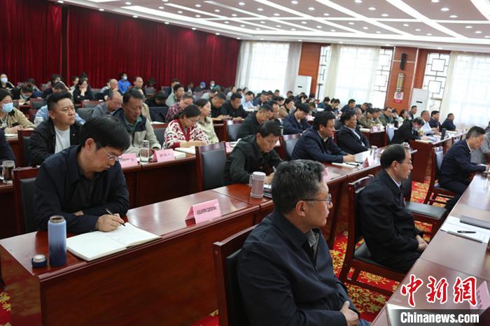 圖為專題黨課現(xiàn)場(chǎng)。　貢桑拉姆 攝