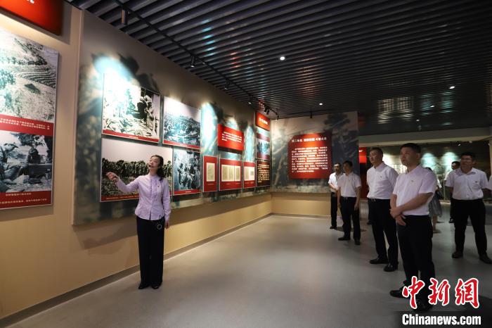 圖為西藏航空一行在臨沂市孟良崮戰(zhàn)役紀(jì)念館開展主題教育活動(dòng)?！〗?攝