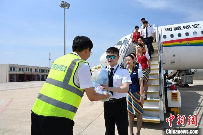 圖為機(jī)組順利抵達(dá)后獲贈(zèng)祝賀。　趙朗 攝
