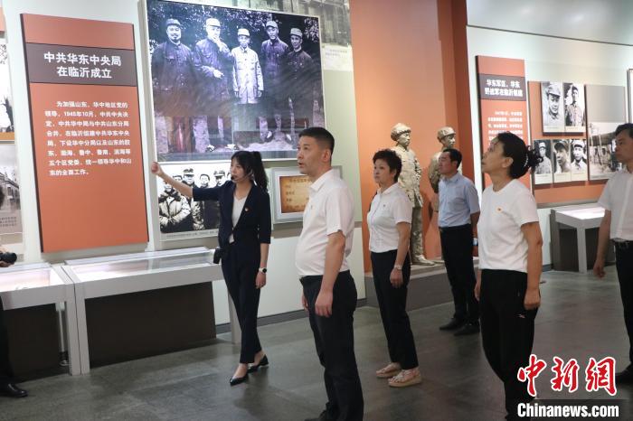 圖為西藏航空一行在臨沂市沂蒙革命紀(jì)念館開展主題教育活動(dòng)?！〗?攝