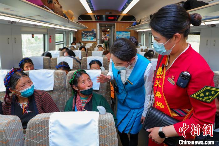 農(nóng)牧民乘坐高原復(fù)興號動車組出行?！≈軔傁?攝