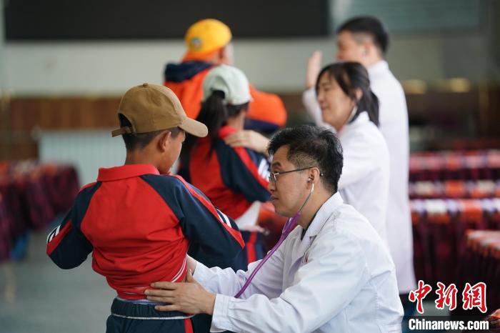 6月26日，西藏日喀則特校的孩子參加先心病篩查?！√K丹 攝