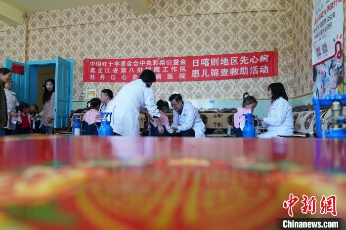 6月27日，西藏康馬縣雙語幼兒園的孩子參加先心病篩查?！√K丹 攝