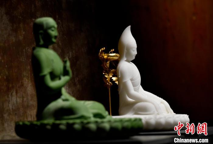 圖為展覽中圍繞西藏歷史與傳統(tǒng)創(chuàng)作的雕塑作品。　李林 攝