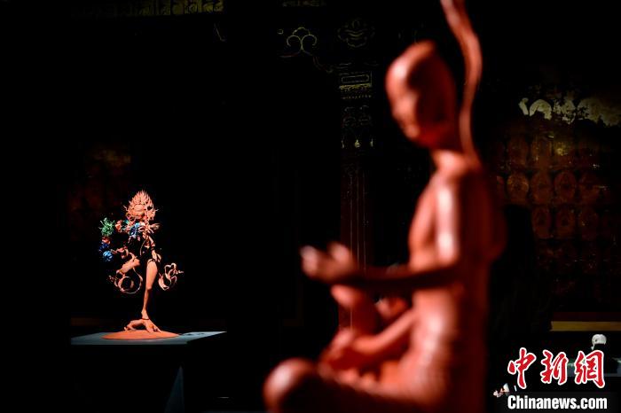 圖為展覽中圍繞西藏歷史與傳統(tǒng)創(chuàng)作的雕塑作品?！±盍?攝