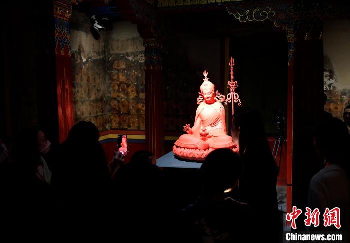 圖為觀眾正在欣賞展覽中的雕塑作品?！±盍?攝