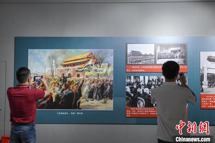 圖為市民參觀(guān)《曙光·偉業(yè)——五四運(yùn)動(dòng)與中國(guó)共產(chǎn)黨的成立》“七一”特展?！∝暩聛?lái)松 攝