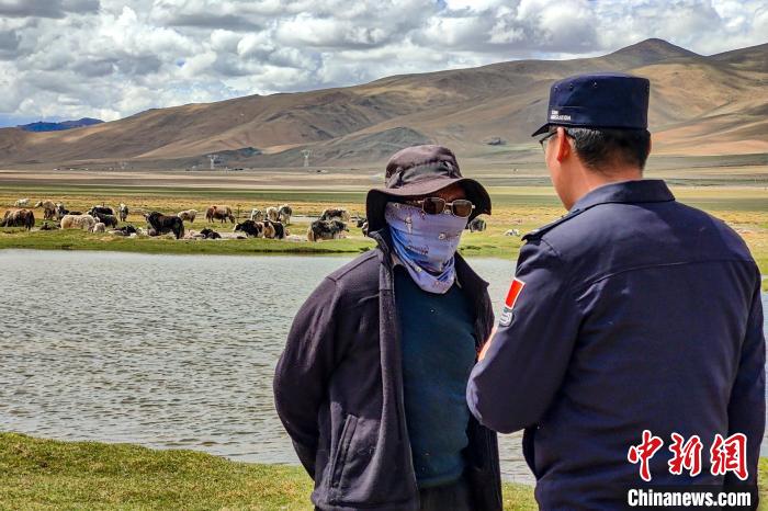 資料圖為民警何宗源在公珠湖了解牧民情況。　龍小鳳 攝
