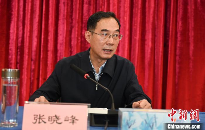 圖為西藏自治區(qū)黨委宣傳部副部長、西藏廣播電視臺(tái)黨組書記張曉峰致辭?！≮w朗 攝