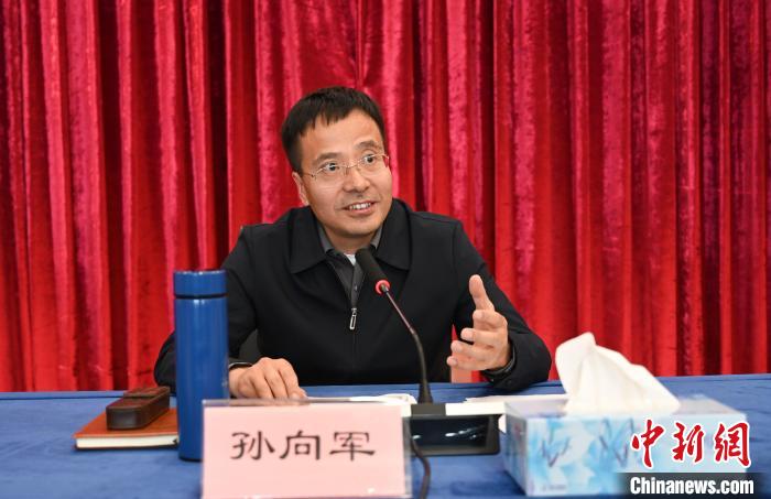 圖為西藏自治區(qū)黨委宣傳部副部長、自治區(qū)社科院黨組書記孫向軍主持活動(dòng)?！≮w朗 攝