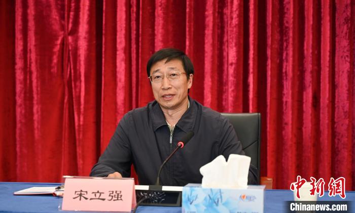 圖為西藏自治區(qū)黨委組織部副部長、第十批援藏干部人才總領(lǐng)隊(duì)宋立強(qiáng)致辭。