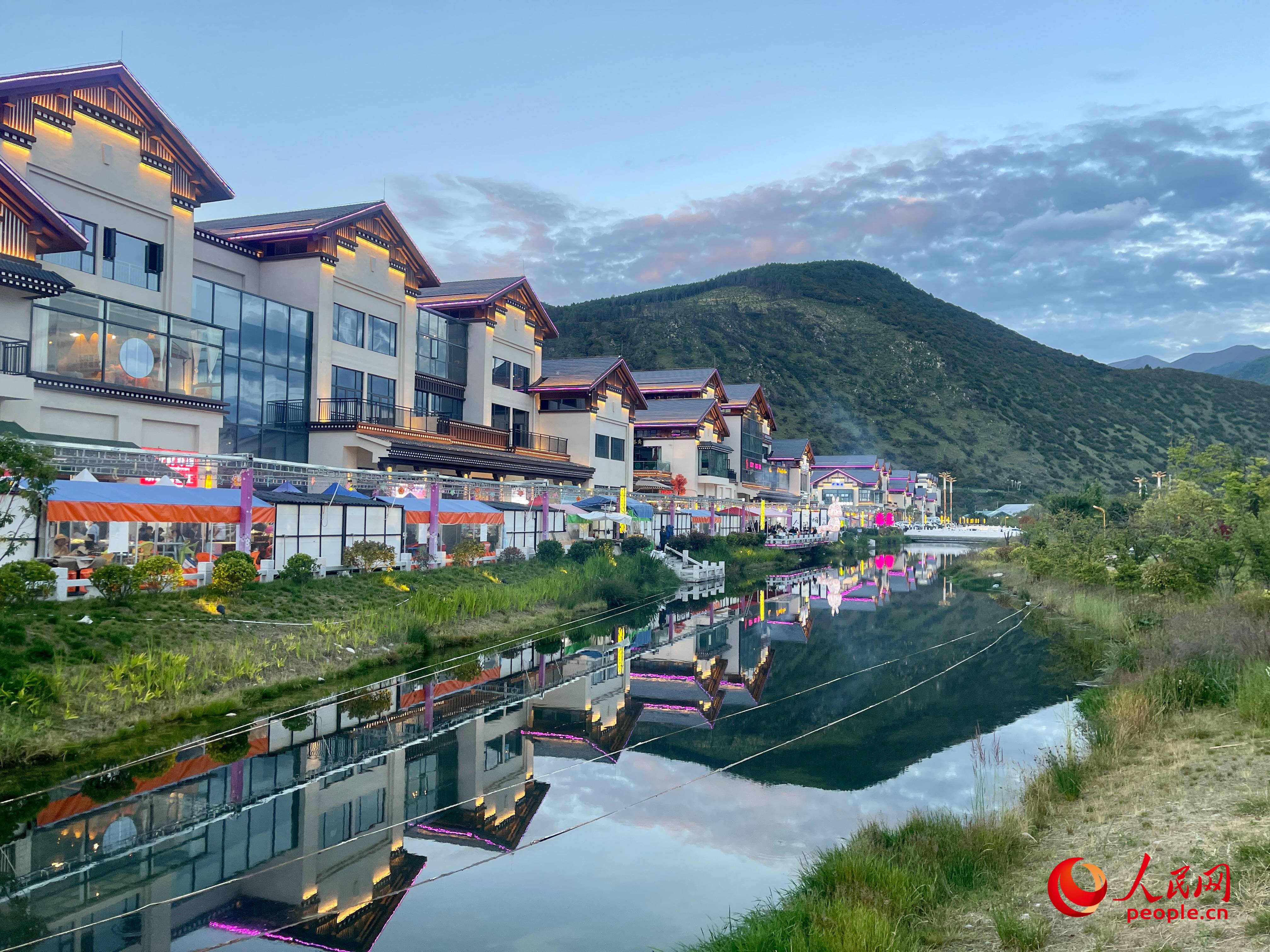 工布公園的一角，風(fēng)景秀麗。人民網(wǎng) 周靜圓攝