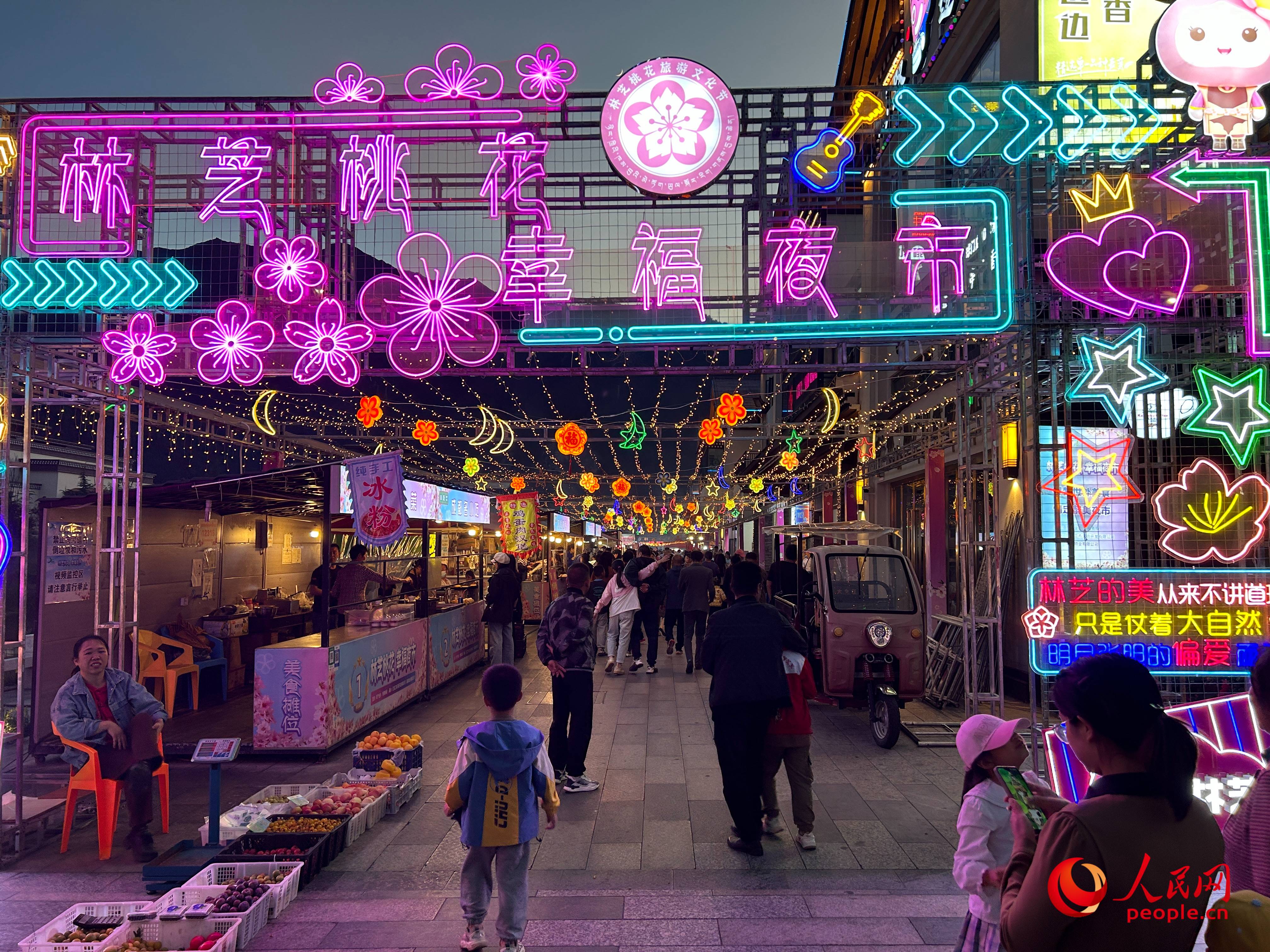 工布公園里的夜市，人來(lái)人往。人民網(wǎng) 周靜圓攝