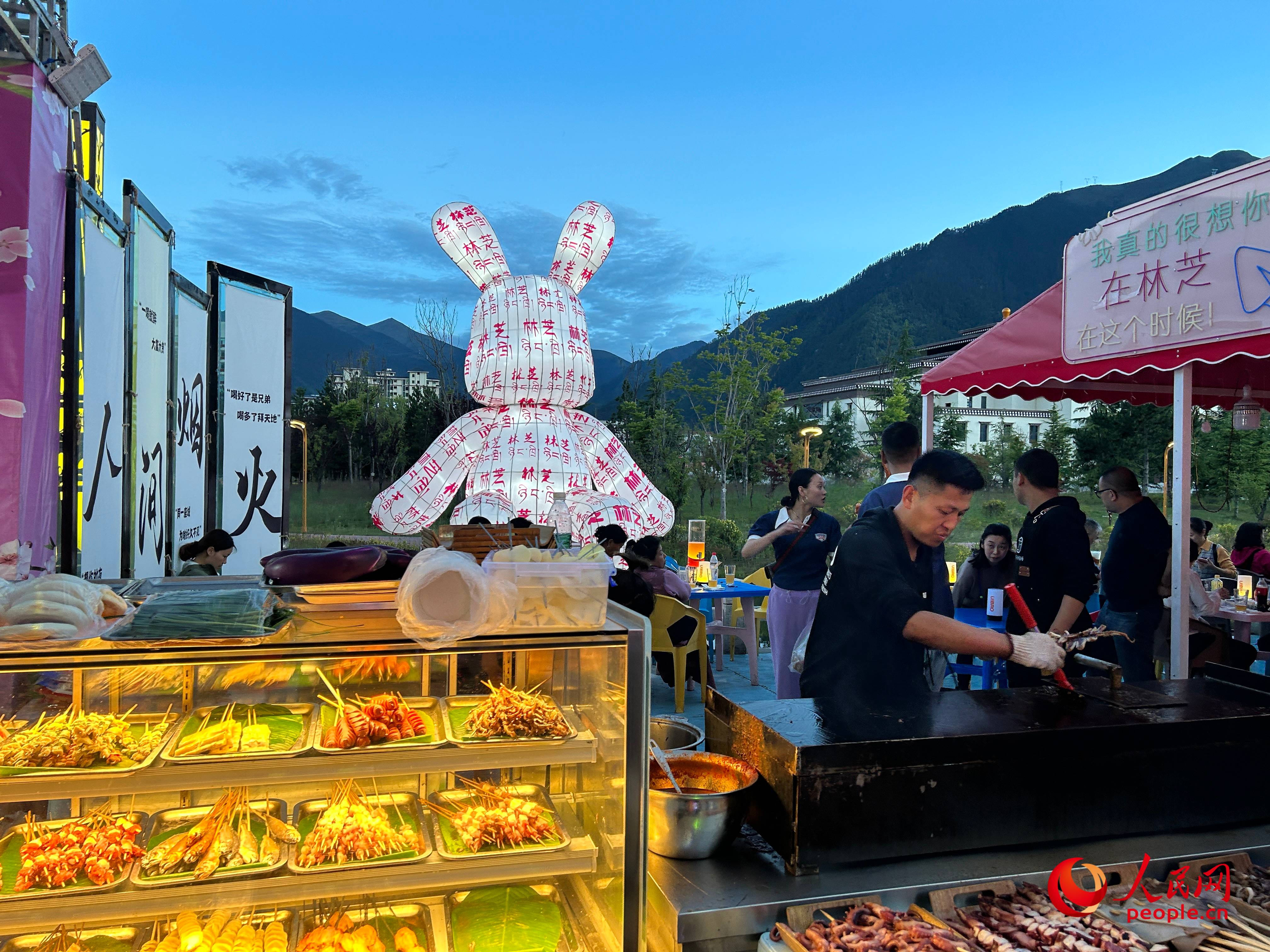 工布公園里的夜市，滿(mǎn)滿(mǎn)“煙火氣”。人民網(wǎng) 周靜圓攝