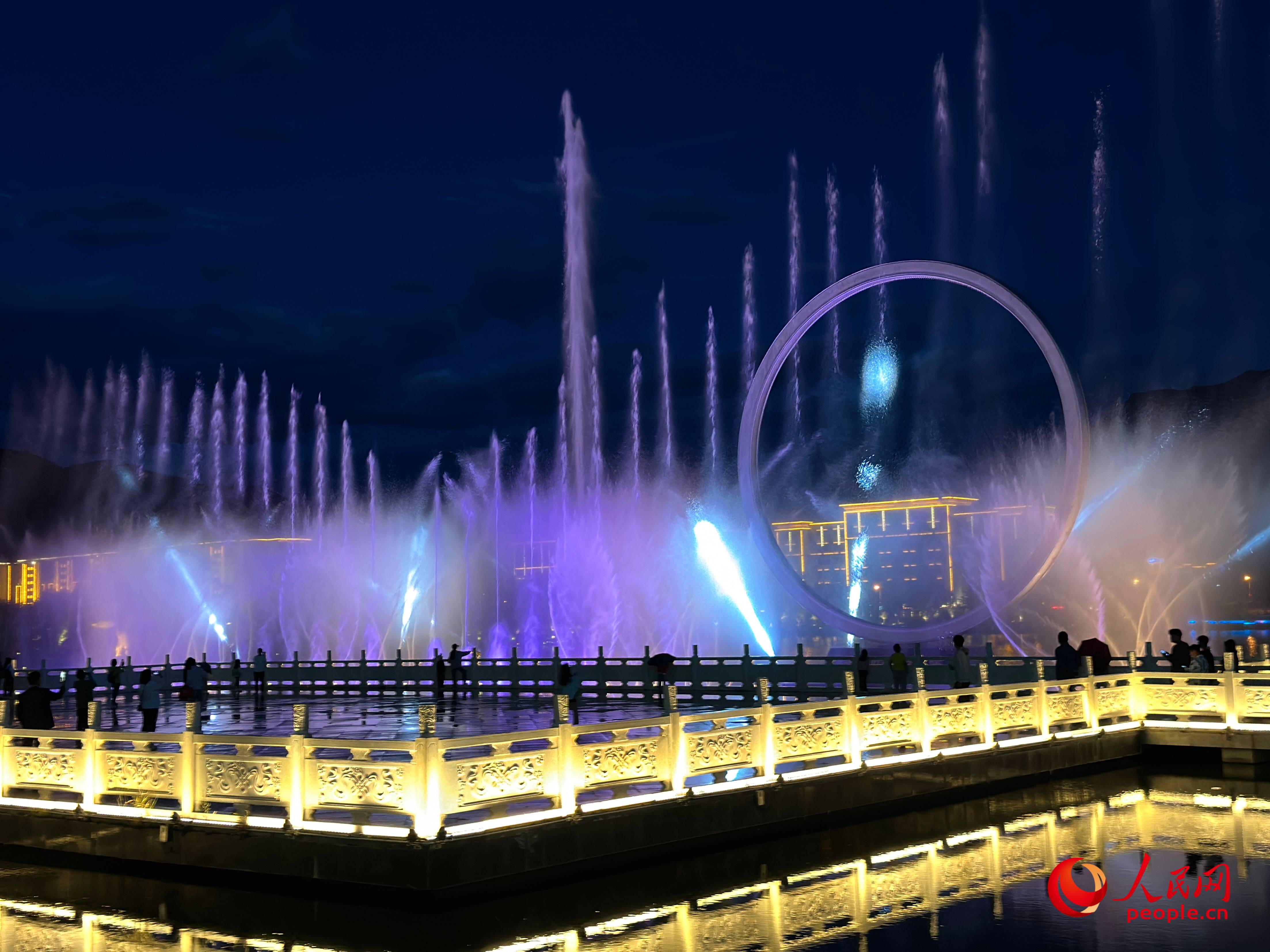 工布公園的音樂(lè)水秀噴泉，吸引市民和游客前來(lái)拍照打卡。人民網(wǎng) 周靜圓攝