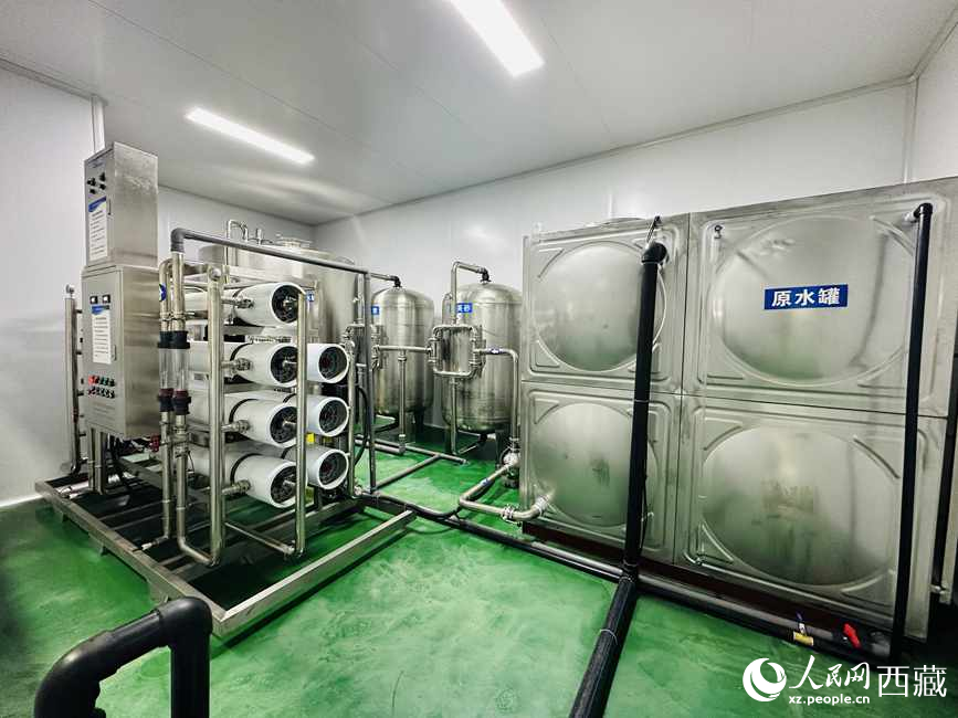 “色達牙泉”礦泉水（桶裝水）生產(chǎn)加工基地。人民網(wǎng)記者 次仁羅布攝