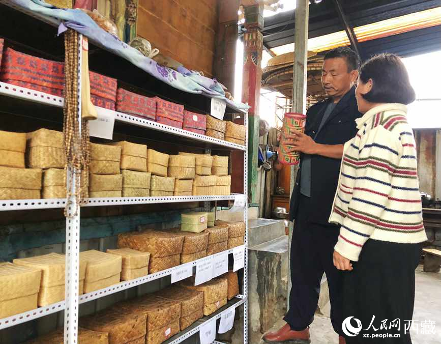 愛(ài)明（左一）給游客介紹藤竹產(chǎn)品。