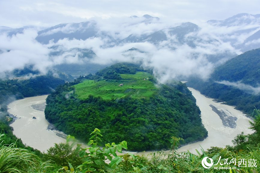 云海里的果果塘大拐彎。人民網(wǎng) 李海霞攝