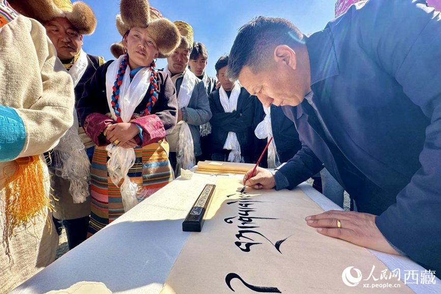 書法家為祈福一年的豐收提筆祝詞。