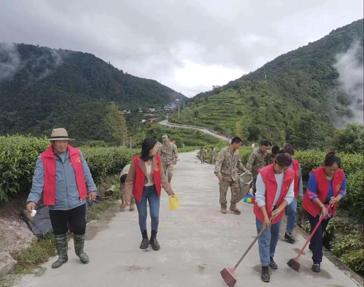 圖為：墨脫縣背崩鄉(xiāng)格林村軍地黨組織共同開展“愛我墨脫、靚我家園”主題黨日活動