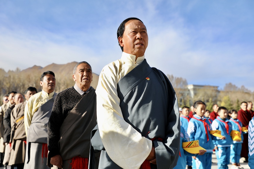 “升國旗、唱國歌”儀式現(xiàn)場。