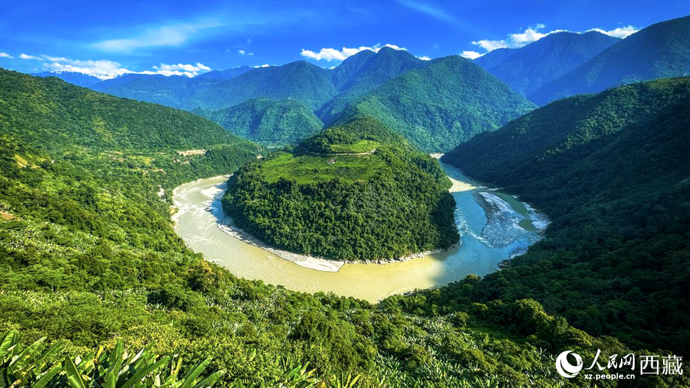 風(fēng)景秀麗、植被繁茂的西藏林芝市墨脫縣果果塘大拐彎。人民網(wǎng)記者 次仁羅布攝