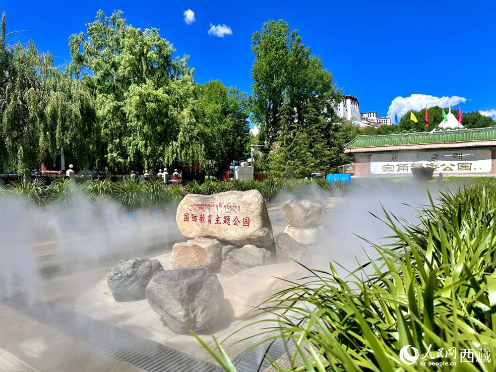 布達拉宮腳下的宗角祿康公園。