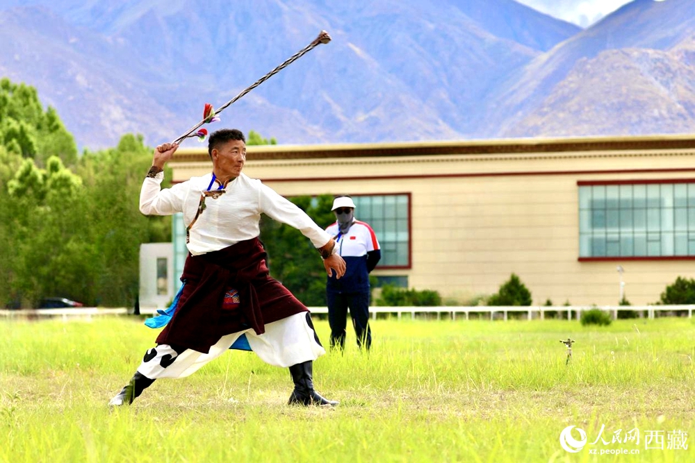 參賽選手在拉薩首屆農(nóng)牧民運(yùn)動(dòng)會(huì)上進(jìn)行“古朵”比賽（“古朵”指的是用牦牛毛或者山羊毛編織成的拋石繩，可以將石頭投擲到較遠(yuǎn)的地方，是牧民們用來放牧的工具）。