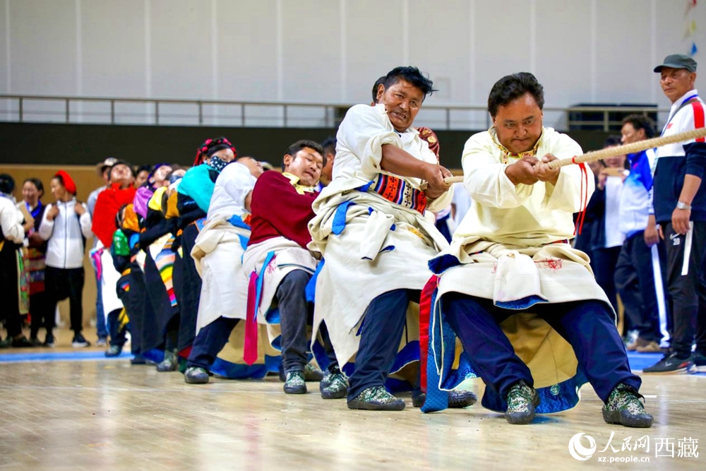身著民族服裝的農(nóng)牧民選手在拔河比賽現(xiàn)場(chǎng)。