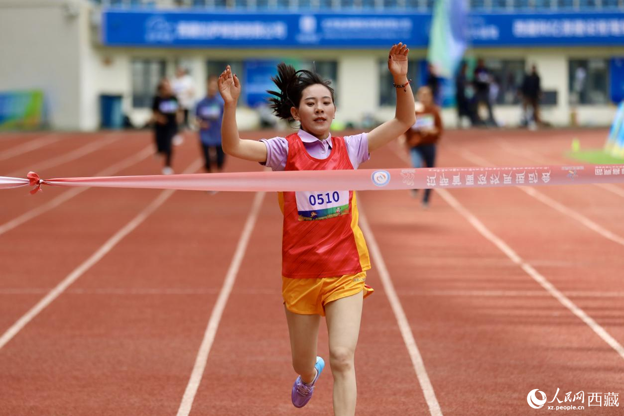 女子400米競(jìng)速賽實(shí)況。