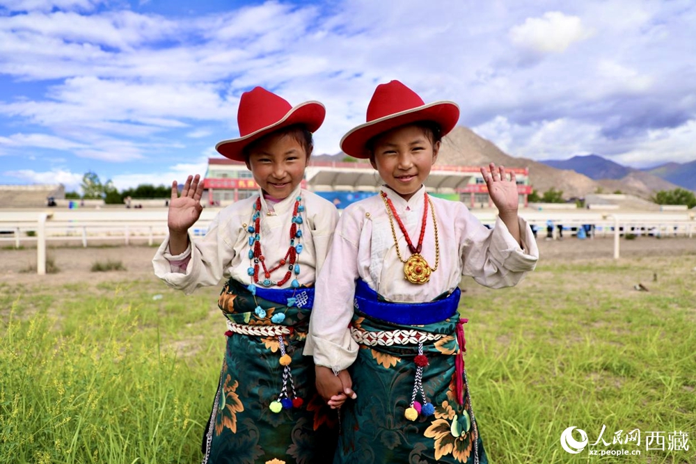 比賽現(xiàn)場(chǎng)外身著民族服飾的藏族小女孩兒。