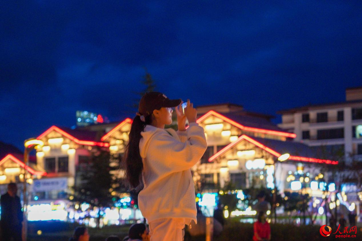 居民在西藏林芝市民族團(tuán)結(jié)廣場上拍照。人民網(wǎng)記者 趙晨攝
