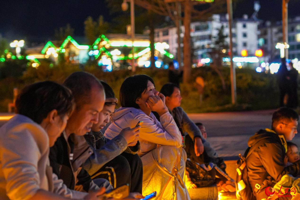 市民坐在西藏林芝市民族團(tuán)結(jié)廣場臺階上欣賞音樂噴泉。人民網(wǎng)記者 趙晨攝
