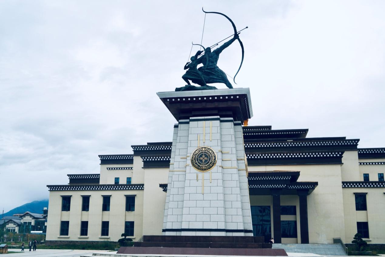 工布公園里的城市地標雕塑——畢秀之子。人民網(wǎng)記者 益西康珠攝