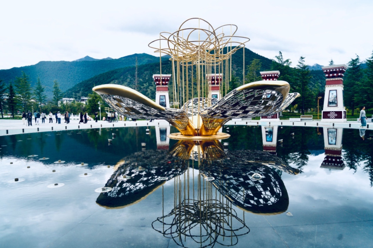 工布公園里的桃花主題雕塑——萬樹桃花。人民網(wǎng)記者 益西康珠攝