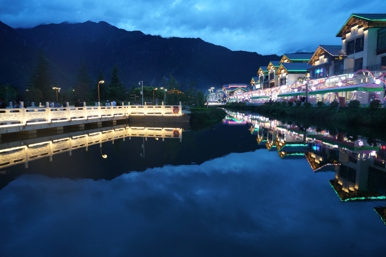 工布公園的夜景。人民網(wǎng)記者 益西康珠攝