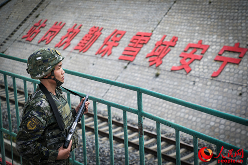 武警西藏總隊(duì)拉薩支隊(duì)執(zhí)勤八大隊(duì)官兵在鐵路旁執(zhí)勤。支翔宇 攝