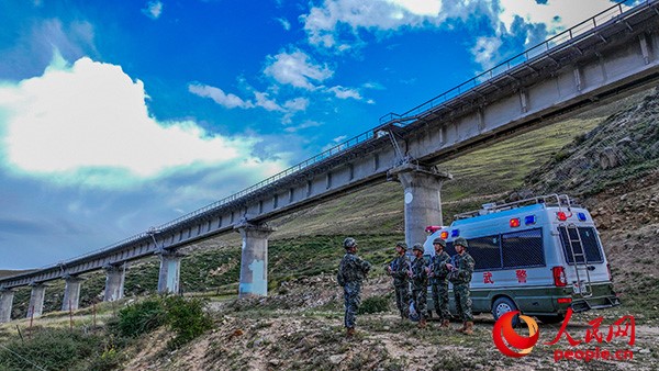 武警西藏總隊(duì)拉薩支隊(duì)執(zhí)勤八大隊(duì)官兵進(jìn)行護(hù)路演練以應(yīng)對(duì)突發(fā)情況。張磊 攝