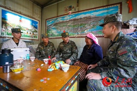 武警西藏總隊(duì)拉薩支隊(duì)執(zhí)勤八大隊(duì)官兵慰問(wèn)藏族老人。何騰海 攝