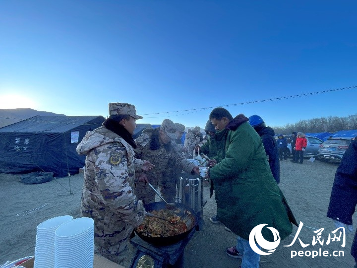 子弟兵為受災群眾分發(fā)早餐。人民網(wǎng)記者 郝潔攝