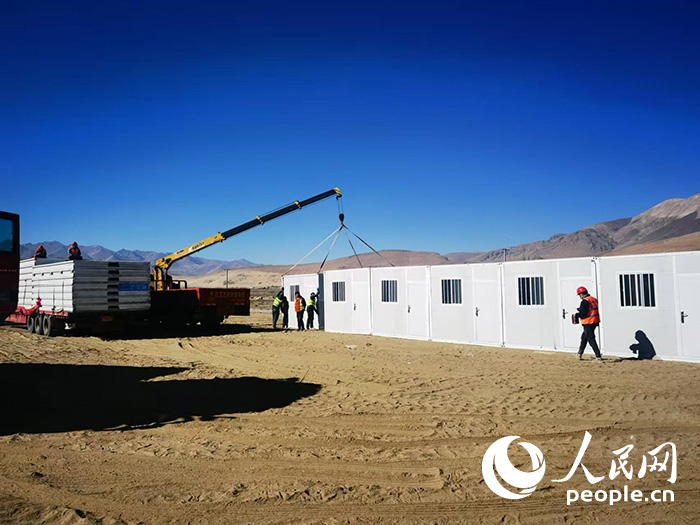 1月9日，在日喀則市定日縣長所鄉(xiāng)森嘎村安置點，工作人員抓緊搭建移動板房，確保受災群眾溫暖過冬。人民網(wǎng)記者 吳雨仁攝