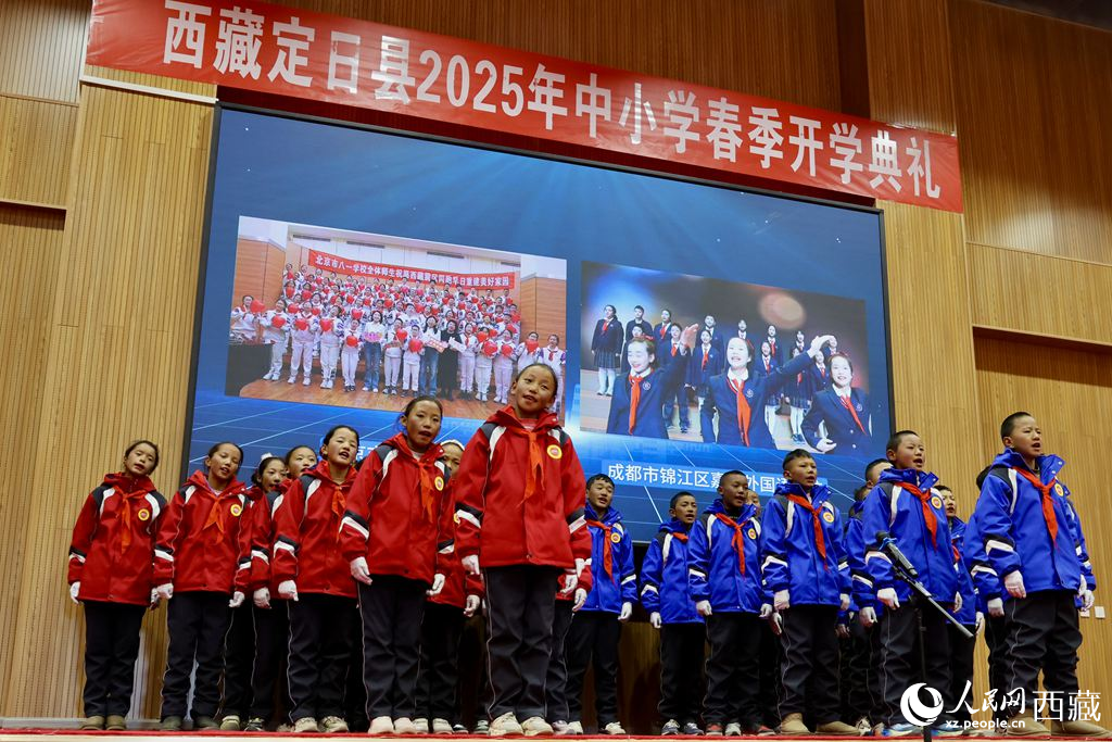 定日縣中小學(xué)生代表與北京市八一學(xué)校、成都市錦江區(qū)嘉祥外國(guó)語(yǔ)學(xué)校的師生一同唱響《把未來(lái)點(diǎn)亮》，迎來(lái)開(kāi)學(xué)第一課。人民日?qǐng)?bào)記者 鮮敢攝