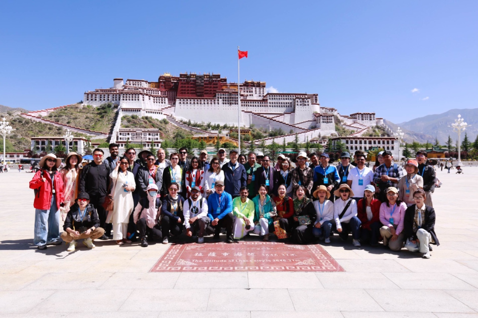 “中國在保護自然環(huán)境的同時實現(xiàn)了高度現(xiàn)代化！” ——多國記者眼中的現(xiàn)代西藏_fororder_圖片1