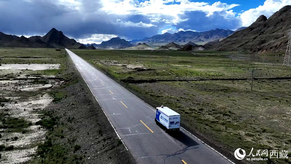 一輛無(wú)人快遞車正沿著定日縣通往扎果鄉(xiāng)的道路平穩(wěn)行駛。人民日?qǐng)?bào)記者 鮮敢攝