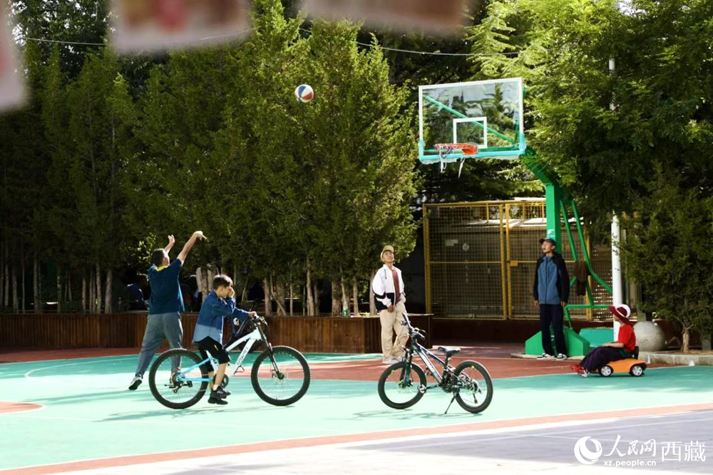 孩子們在社區(qū)享受運(yùn)動時(shí)光。人民網(wǎng)記者 次仁羅布攝