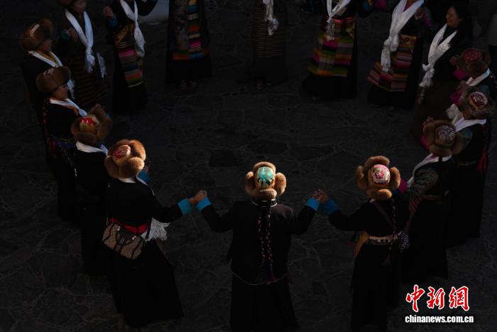 西藏白拉姆節(jié)將至拉薩信眾盛裝赴寺祈福