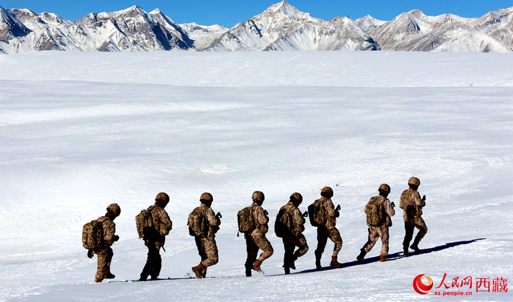 官兵在巡邏。人民日報記者 瓊達卓嘎攝