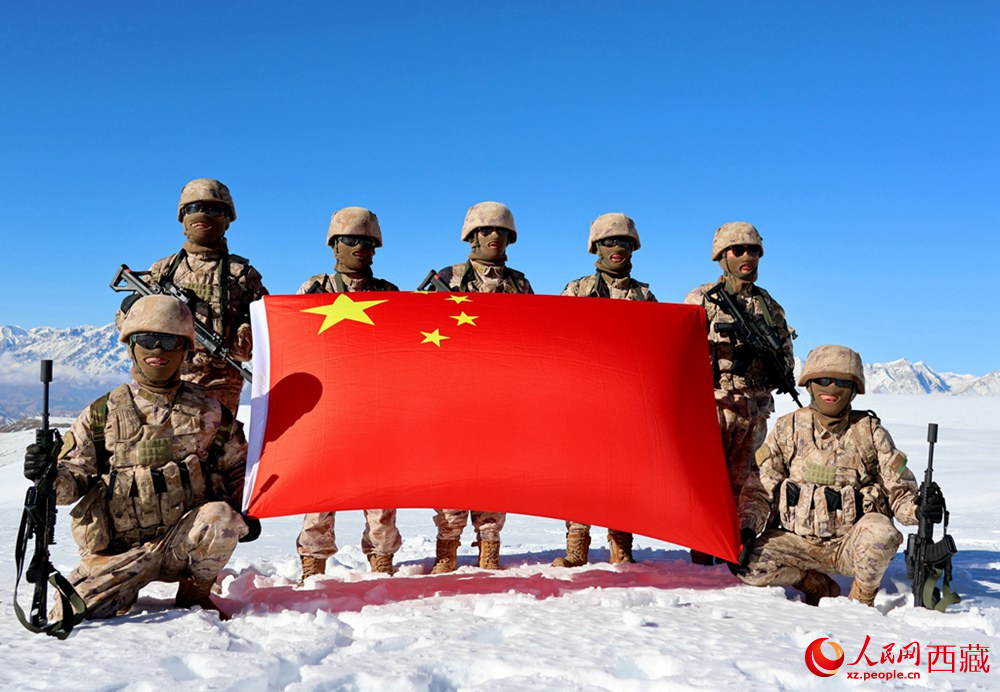 官兵在巡邏點上宣誓。人民日報記者 瓊達卓嘎攝